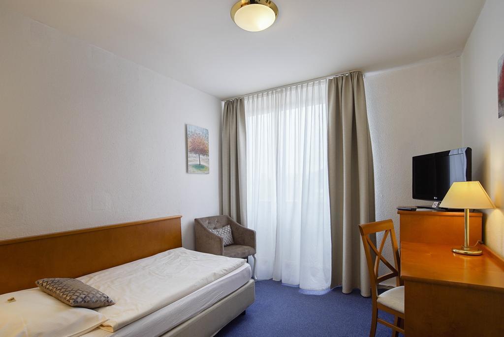 Hotel Maxim Ланґенфельд Номер фото