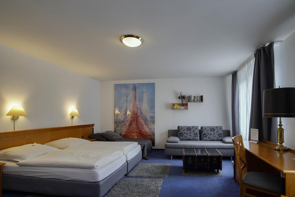 Hotel Maxim Ланґенфельд Номер фото